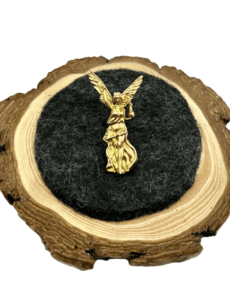 Der Friedensengel ist ein sympathischer Anstecker für die Tracht