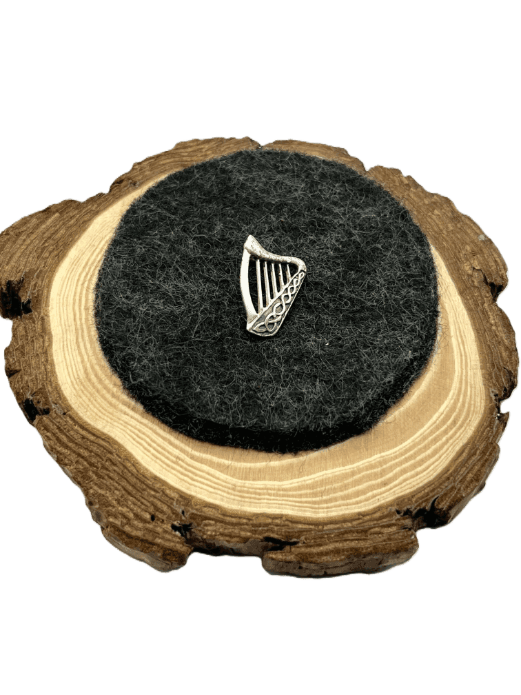 Ein wunderschöner Anstecker in Form einer Harfe