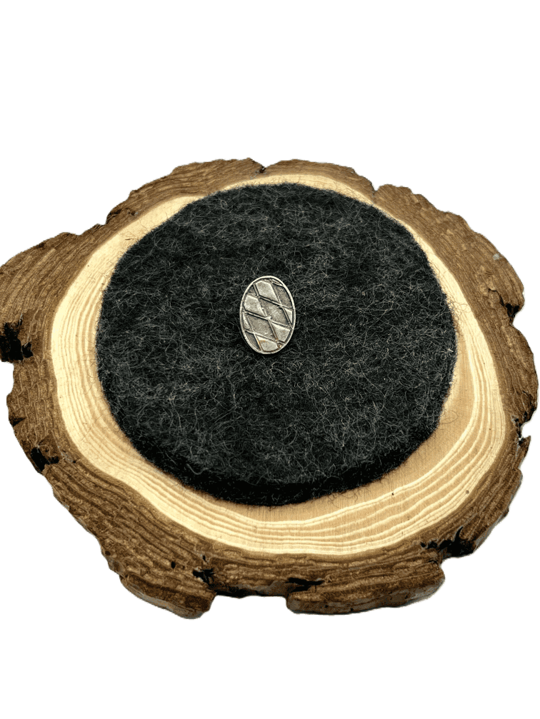 Das Bayerische Wappen auf der Brust mit dem Heimatliebe Bayern Anstecker