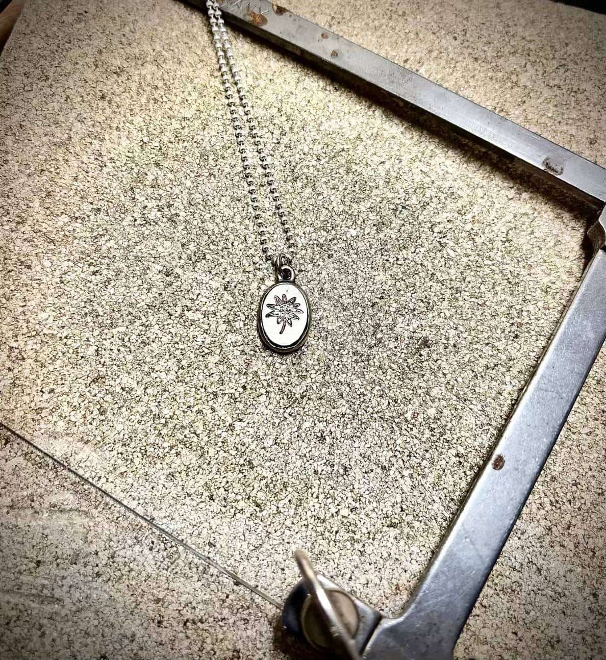 Unser Anhänger Edelweiß zeigt als Trachtenschmuck besondere Naturverbundenheit