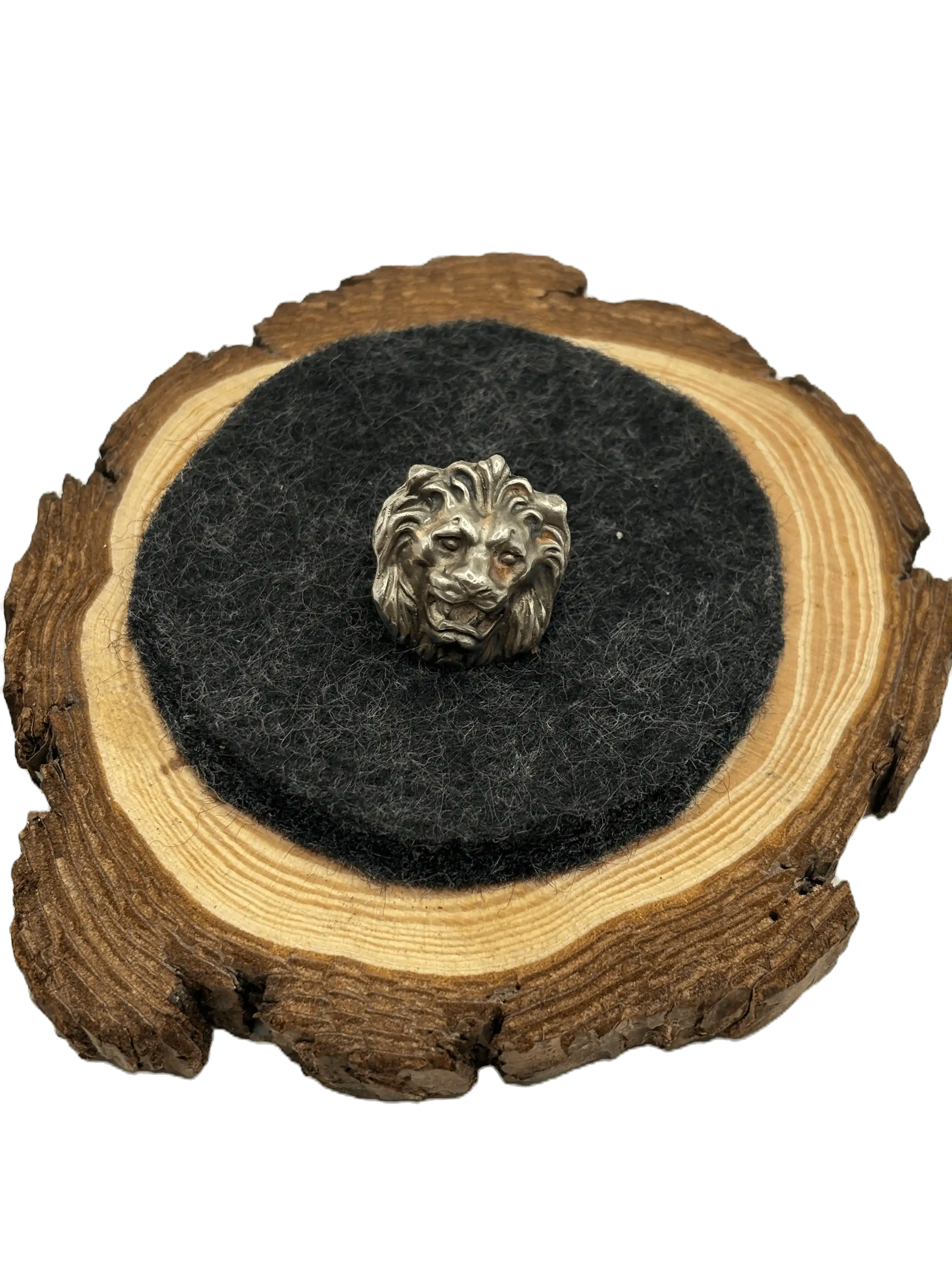 Der Löwe als Trachtenanstecker