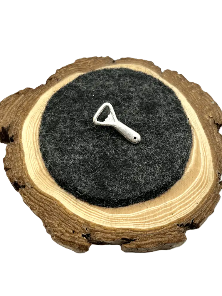 Der Flaschenöffner Anstecker für die Tracht