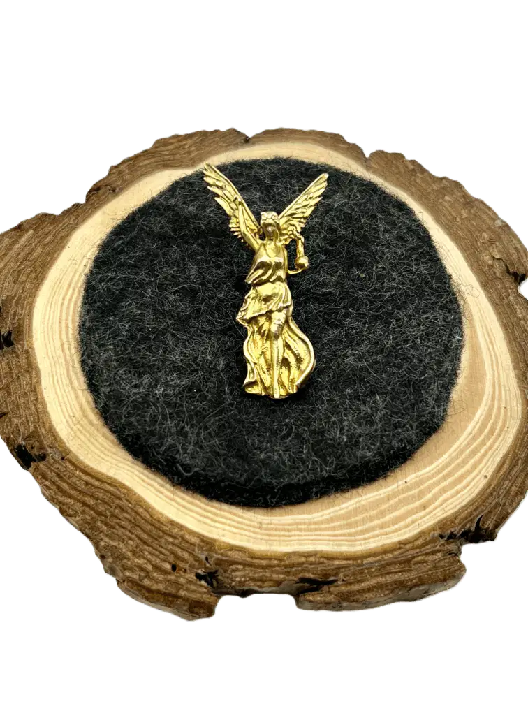 Der Friedensengel ist ein sympathischer Anstecker für die Tracht