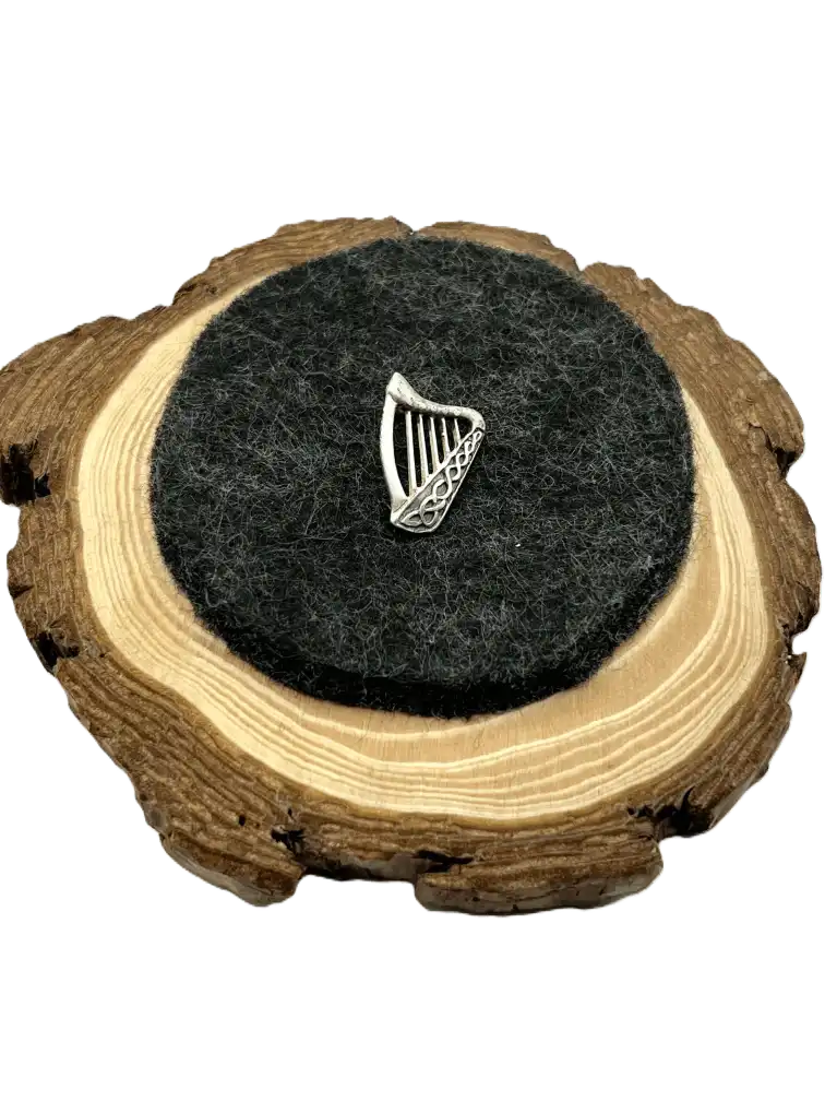 Ein wunderschöner Anstecker in Form einer Harfe