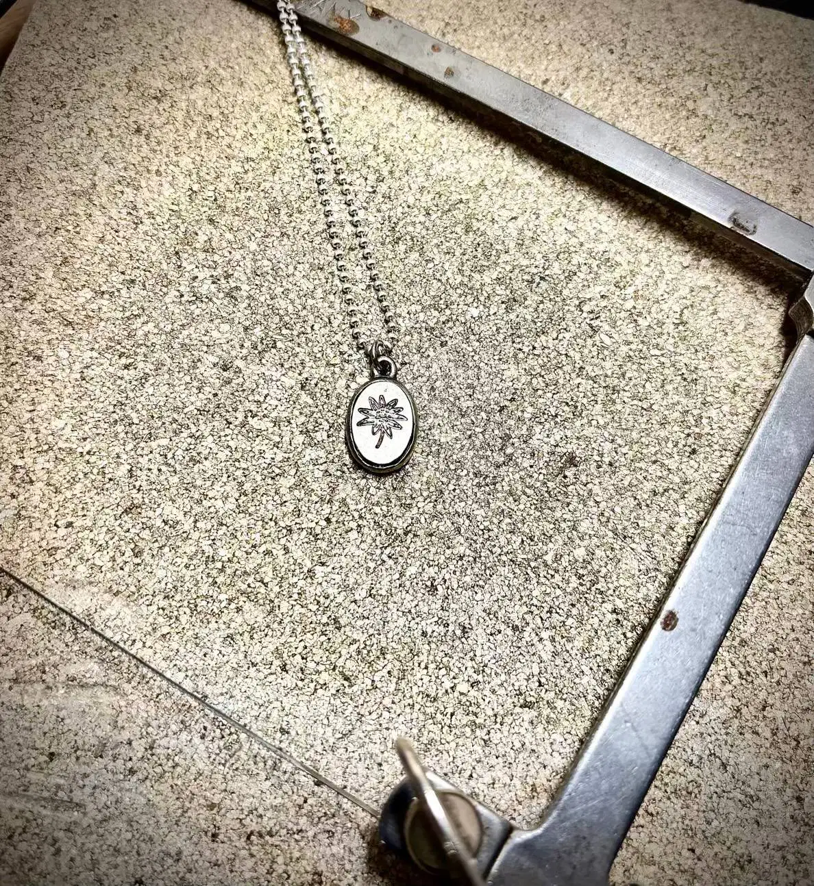 Unser Anhänger Edelweiß zeigt als Trachtenschmuck besondere Naturverbundenheit