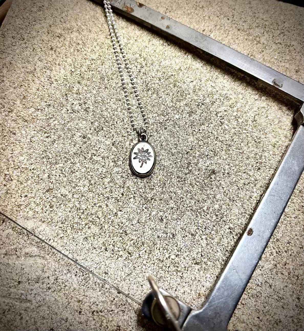 Unser Anhänger Edelweiß zeigt als Trachtenschmuck besondere Naturverbundenheit